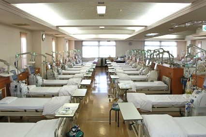 透析室の全景。ベッドが複数並ぶ広い室内